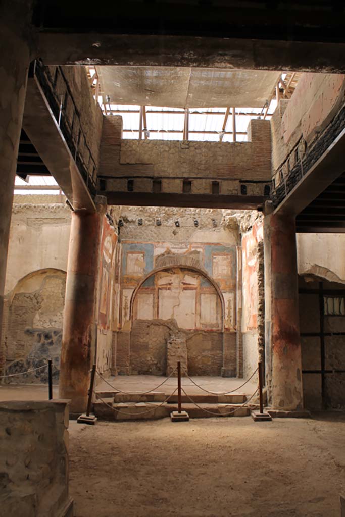 VI.21 Herculaneum. March 2014. Looking south and across statue base on east side.
Foto Annette Haug, ERC Grant 681269 DÉCOR